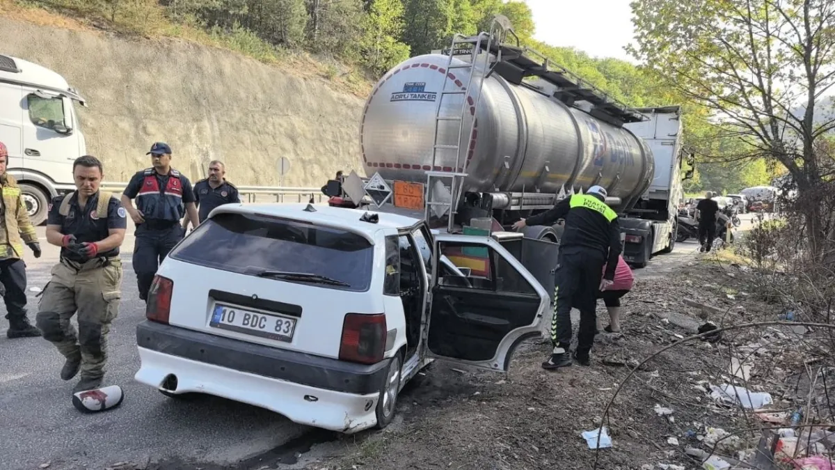 Bursa’da dehşet! Asit yüklü tankere çarpan otomobilde aynı aileden 1’i bebek 5 yaralı haberinin görseli