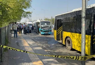 Diyarbakır’da kaza: Minibüs durakta bekleyen otobüse çarptı 