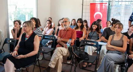 Karşıyaka’da genç tasarımcıların eserleri sergileniyor