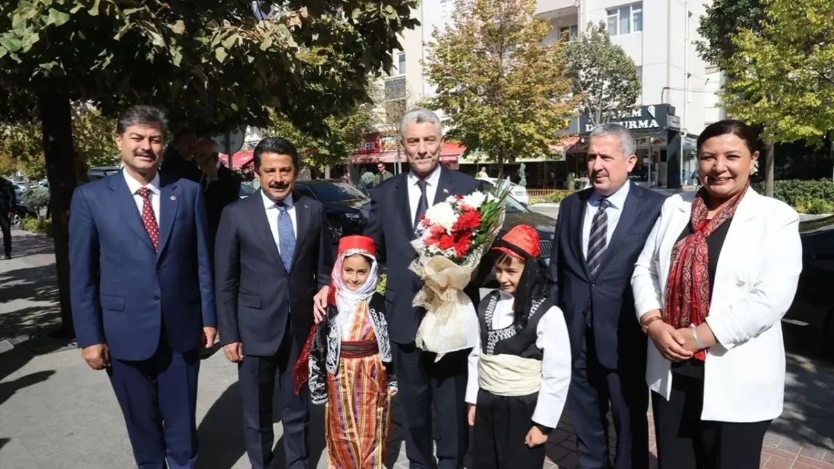 Kırşehir’de yoğun gün! Bakan Ömer Bolat’tan esnaf ziyareti ve sürpriz açılış haberinin görseli