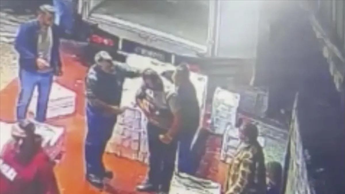 Kocaeli’de pazarcıyı ölümden döndüren an! Hünnap boğazına takıldı, Heimlich manevrasıyla kurtarıldı haberinin görseli
