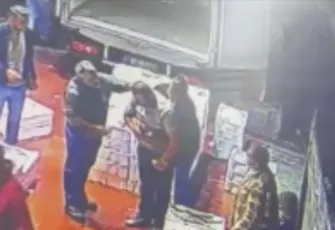 Kocaeli’de pazarcıyı ölümden döndüren an! Hünnap boğazına takıldı, Heimlich manevrasıyla kurtarıldı