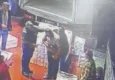 Kocaeli’de pazarcıyı ölümden döndüren an! Hünnap boğazına takıldı, Heimlich manevrasıyla kurtarıldı