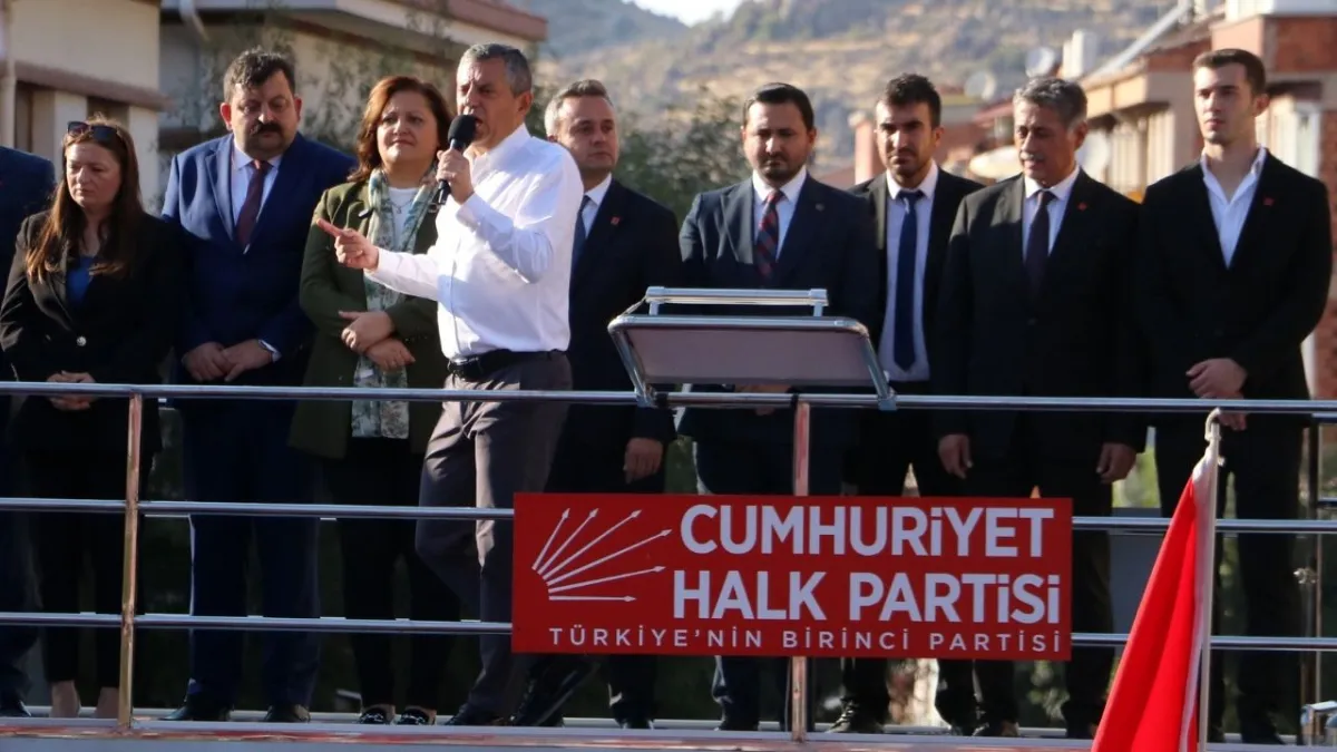 Özgür Özel’den sert çıkış: “Mansur Başkan’a uzanan kirli elleri bu millet kırar!” haberinin görseli