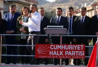 Özgür Özel’den sert çıkış: “Mansur Başkan’a uzanan kirli elleri bu millet kırar!”
