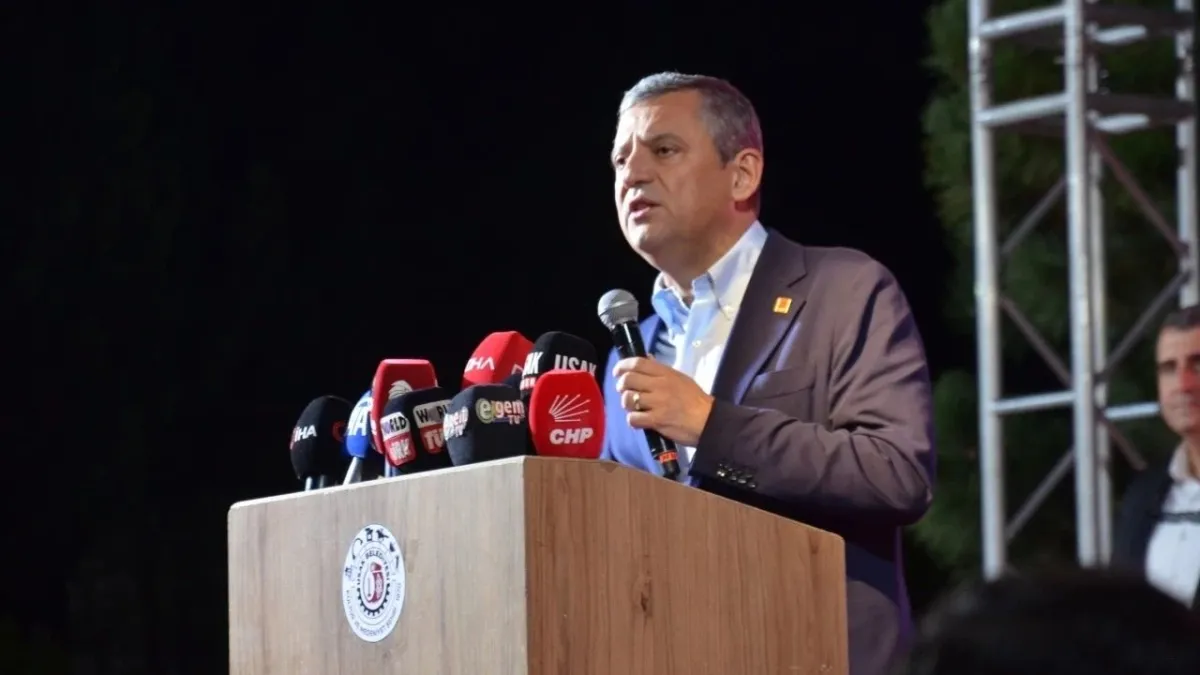 Uşak’ta Ferdi Zeyrek Amfi Tiyatrosu açıldı: Özel’den duygusal anlar ve büyük çağrı haberinin görseli