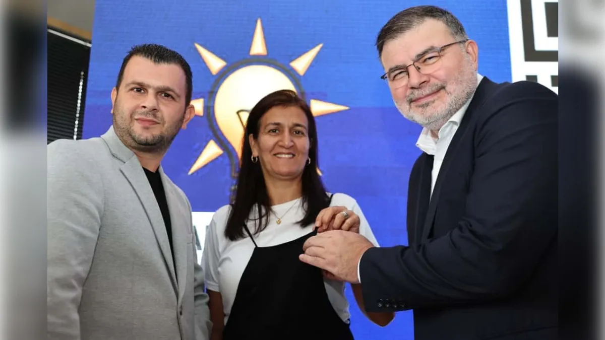 AK Parti’nin yeni üyelerine rozetleri takıldı: CHP’den de katılım var haberinin görseli