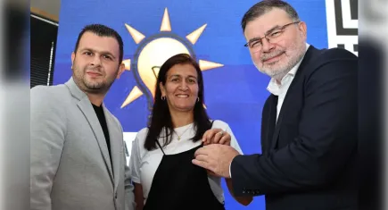 AK Parti’nin yeni üyelerine rozetleri takıldı: CHP’den de katılım var