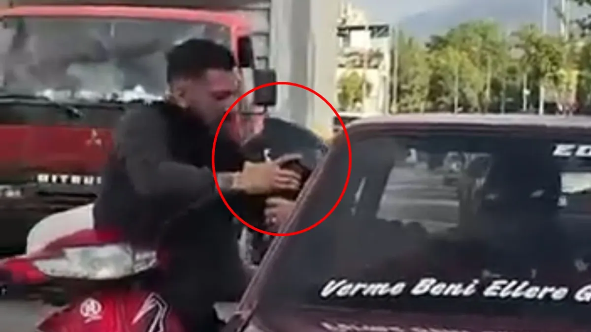 Bursa’da yol verme tartışması kamerada: Otomobil sürücüsü motosikletçinin kaskını aldı haberinin görseli