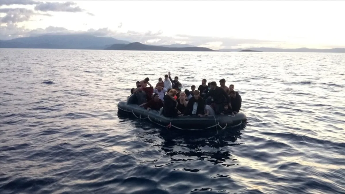 İzmir’de düzensiz göçmen mesaisi: 56 kişi yakalandı!  haberinin görseli