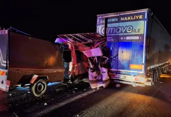 Mersin’de tarım işçilerini taşıyan minibüs tıra çarptı: 3 ölü, 16 yaralı