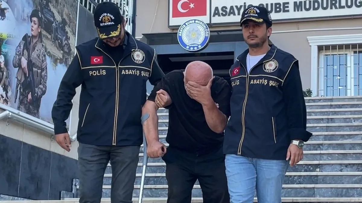 Oto hırsızlığı yapan 73 yaşındaki zanlı polislerin yardımıyla adliyeye götürüldü haberinin görseli
