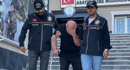 Oto hırsızlığı yapan 73 yaşındaki zanlı polislerin yardımıyla adliyeye götürüldü