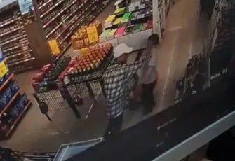 Sakarya’da markette otizmli çocuğa şiddet kamerada