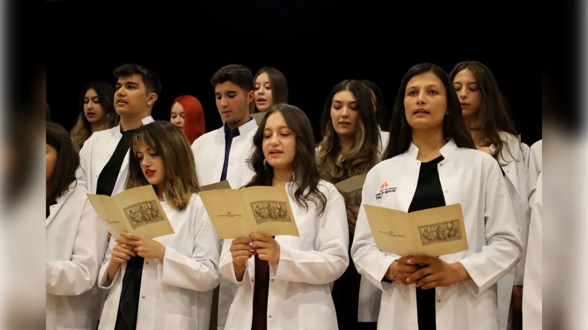 Tıp öğrencileri ilk adımlarını attı: Tıbbiyeli Yemini ettiler  haberinin görseli