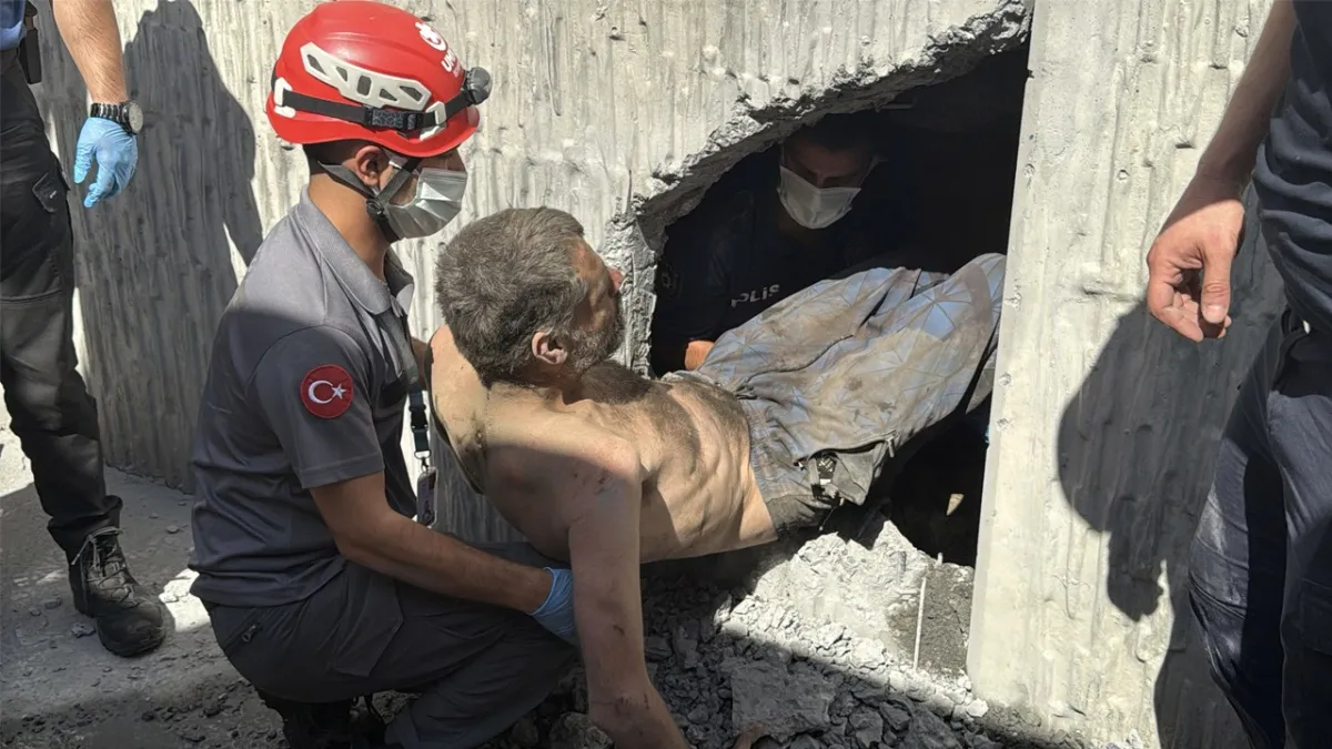Tünelin içindeki duvarın arasına sıkışan adam günlerce mahsur kaldı: 6 saatte kurtarıldı haberinin görseli