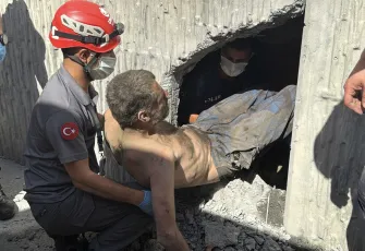 Tünelin içindeki duvarın arasına sıkışan adam günlerce mahsur kaldı: 6 saatte kurtarıldı