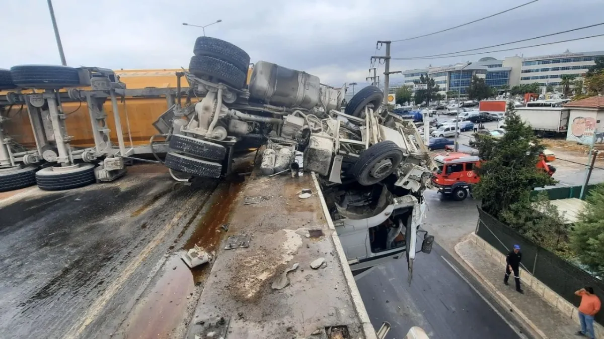 12 metrelik viyadükte asılı kalan tır sürücüsü, İzmir İtfaiyesinin kahramanca müdahalesiyle kurtarıldı haberinin görseli