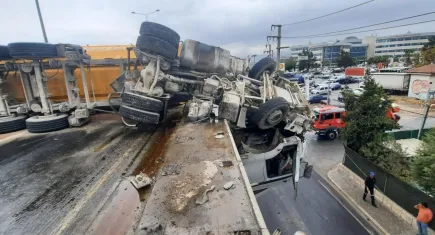 12 metrelik viyadükte asılı kalan tır sürücüsü, İzmir İtfaiyesinin kahramanca müdahalesiyle kurtarıldı
