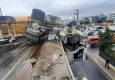 12 metrelik viyadükte asılı kalan tır sürücüsü, İzmir İtfaiyesinin kahramanca müdahalesiyle kurtarıldı
