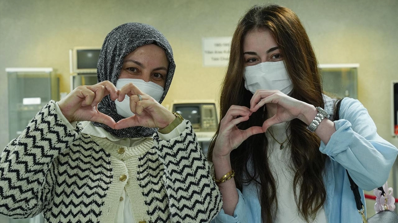 14 yıl önce annesini ameliyat etmişlerdi, bu kez kalp hastası gence kalp nakli yaptılar başlıklı video haberin görseli