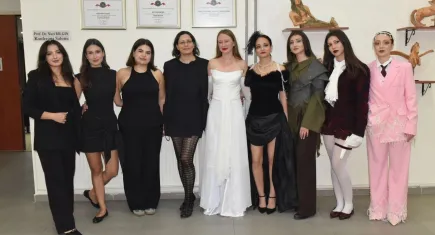 Edebiyat karakterleri moda ile hayat buldu: Ege Üniversitesi’nden “Edebiyatın gardırobu” defilesi