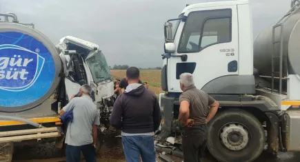 İzmir haber: Ödemiş’te kaza! 2 süt kamyonu çarpıştı