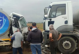 İzmir haber: Ödemiş’te kaza! 2 süt kamyonu çarpıştı