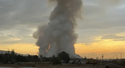 İzmir Kemalpaşa'da çöp aktarma noktasında çıkan yangına müdahale ediliyor