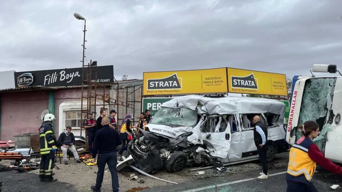  Kamyon ile işçi servis minibüsü çarpıştı: Çok sayıda ölü ve yaralı var haberinin görseli