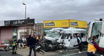  Kamyon ile işçi servis minibüsü çarpıştı: Çok sayıda ölü ve yaralı var