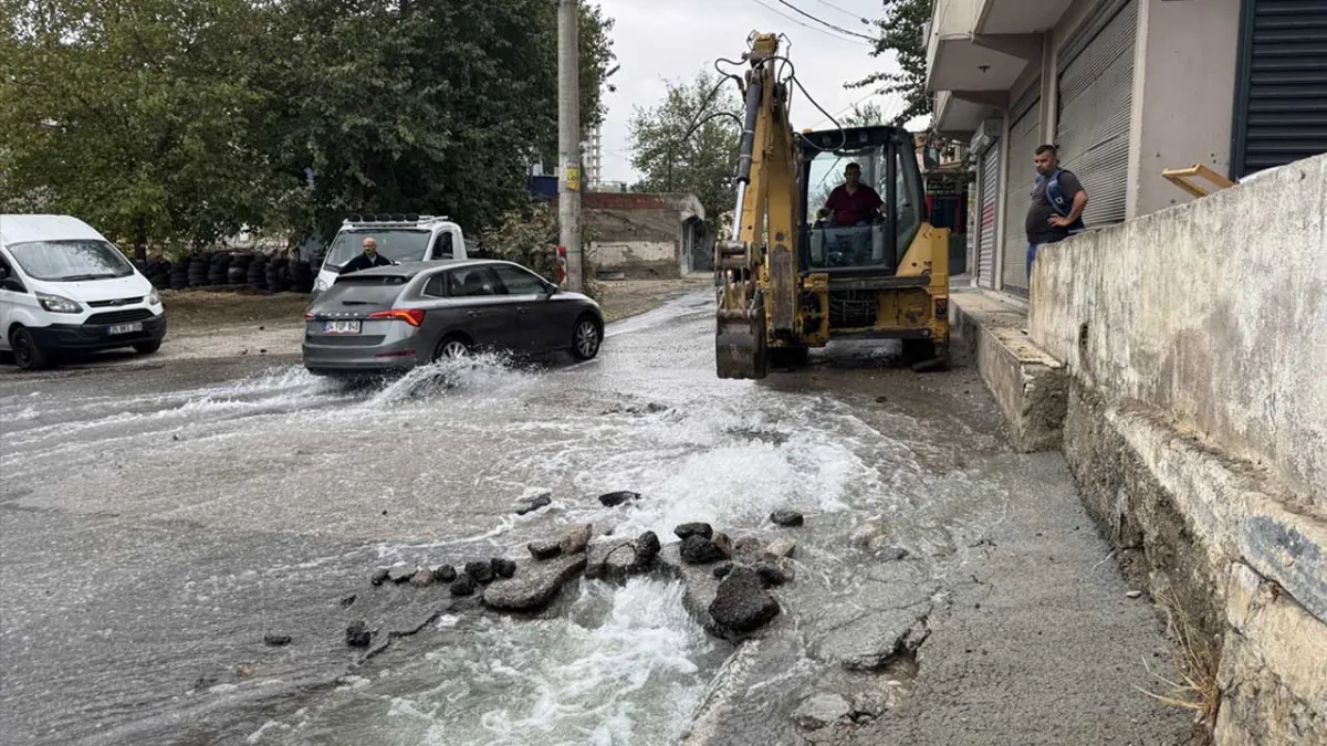 Karabağlar’da patlayan su borusu mahalleliyi çileden çıkardı haberinin görseli