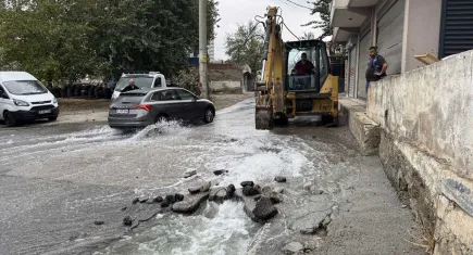 Karabağlar’da patlayan su borusu mahalleliyi çileden çıkardı