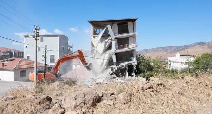 Bayraklı’da 5 katlı kaçak bina yıkıldı