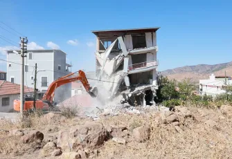Bayraklı’da 5 katlı kaçak bina yıkıldı