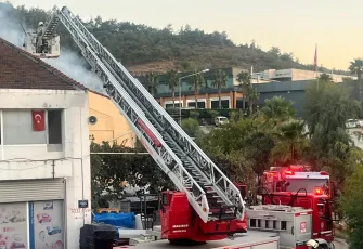 Bornova’da demir atölyesinde yangın: İzmir İtfaiyesi alevleri kontrol altına aldı