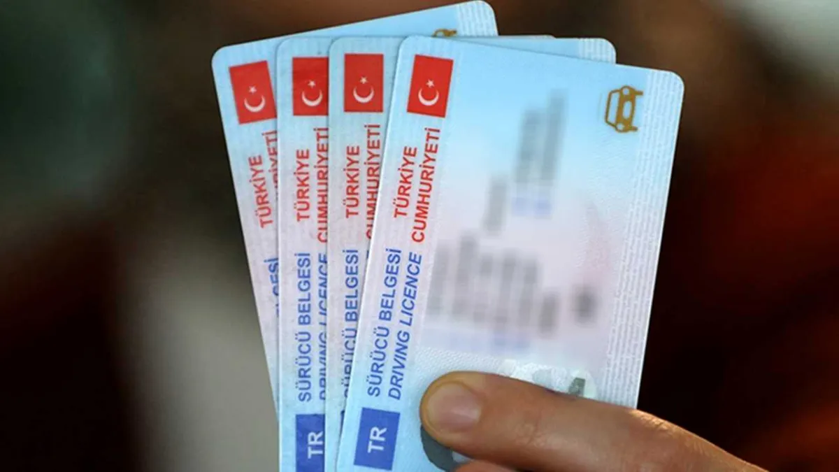 Eski tip ehliyetlerin yenilenmesinde son gün 31 Ekim: Ücret 15 TL’den 7 bin TL’ye çıkacak haberinin görseli