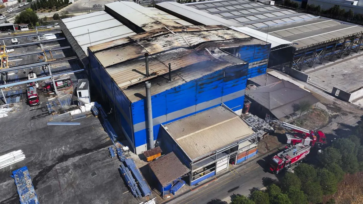 İzmir&#039;de yangın: Aliağa’daki fabrikada çıkan yangın söndürüldü haberinin görseli