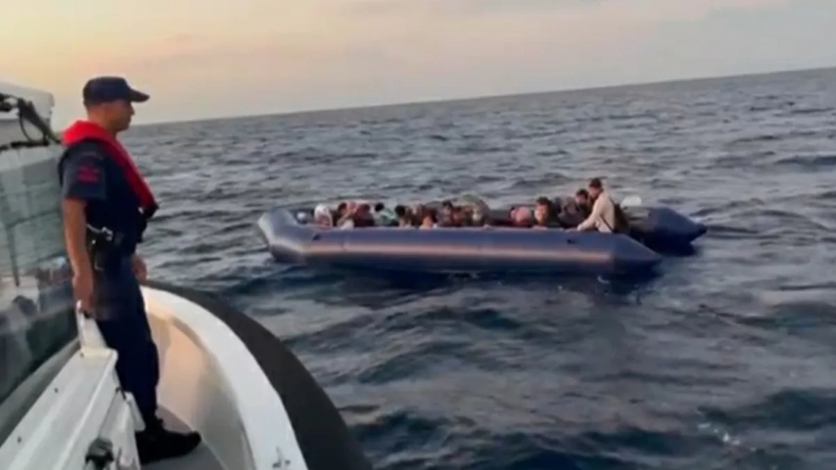 İzmir haber: 138 düzensiz göçmen kurtarıldı, 2 göçmen kaçakçısı yakalandı  haberinin görseli