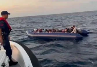 İzmir haber: 138 düzensiz göçmen kurtarıldı, 2 göçmen kaçakçısı yakalandı 