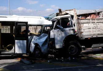 İzmir haber: Minibüs ile kamyon çarpıştı