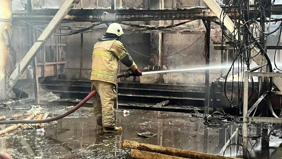 İzmir İtfaiyesi ALOSBİ’deki fabrika yangınını kontrol altına aldı haberinin görseli