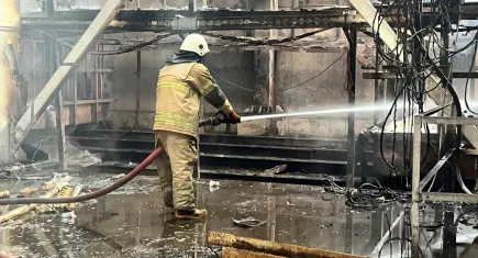 İzmir İtfaiyesi ALOSBİ’deki fabrika yangınını kontrol altına aldı