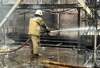 İzmir İtfaiyesi ALOSBİ’deki fabrika yangınını kontrol altına aldı