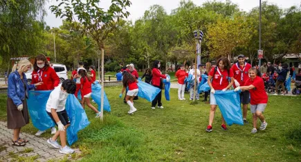 İzmirlilerden dünya rekoru için kıyı temizliği devam ediyor