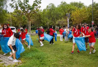İzmirlilerden dünya rekoru için kıyı temizliği devam ediyor