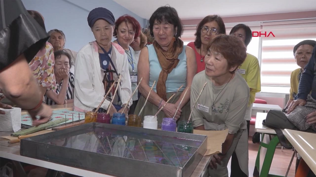 Japon Konuklar İzmir’de Türk Kültürünü Ebru Atölyesinde Deneyimledi başlıklı video haberin görseli