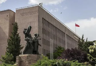 Trafikte tartıştıkları kişilerin aracına baltayla saldıranlar hakkında karar