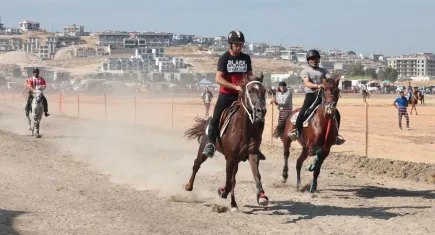 Türkiye’nin şampiyon atları Menemen’de piste çıktı