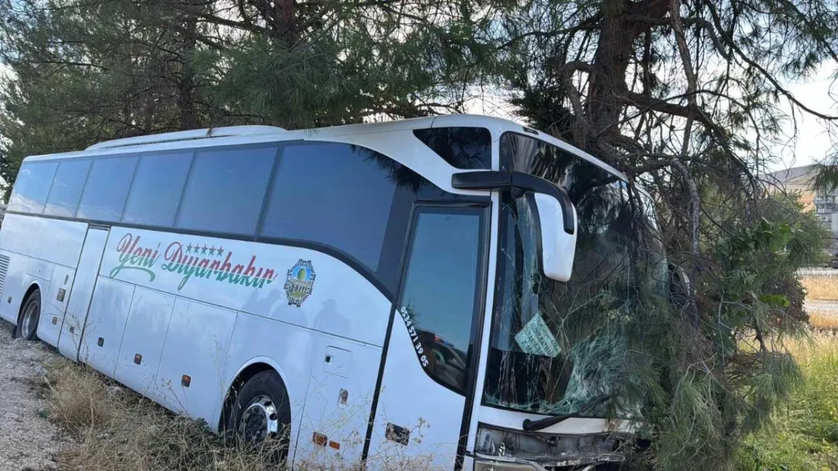 Yolcu otobüsü ile otomobil çarpıştı: 4 kişi can verdi! haberinin görseli